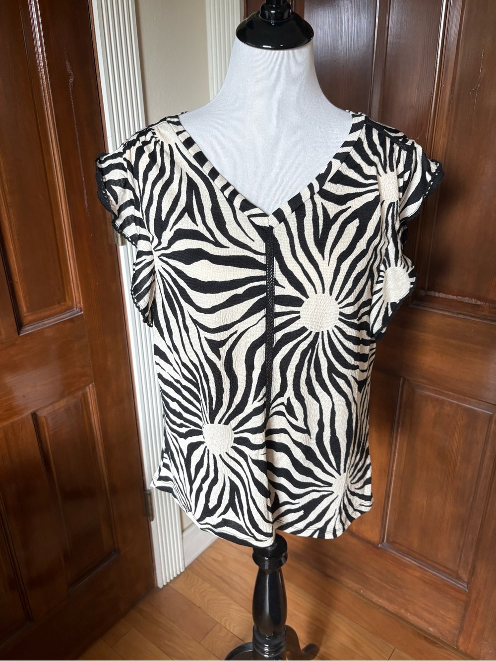 Fred David Black & White Zebra-Print V‑Neck Flutter Sleeve Blouse